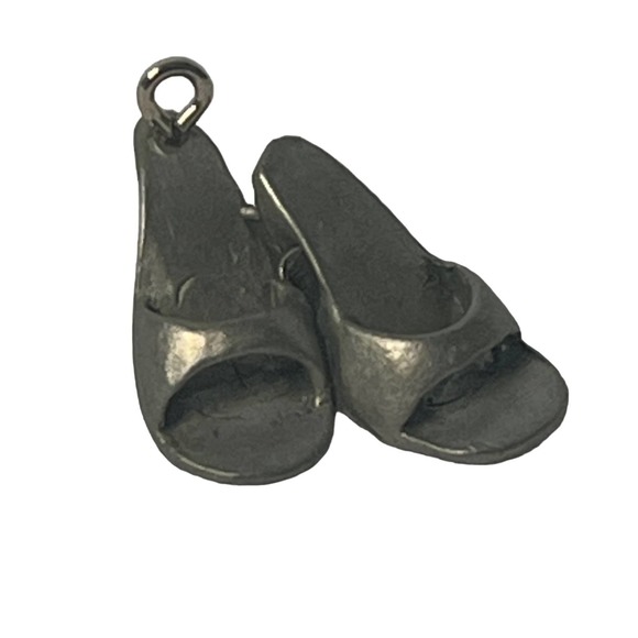 Mattel- 4 Barbie Charms for Charm Bracelet, Accessory Bag Included - Picture 7 of 8